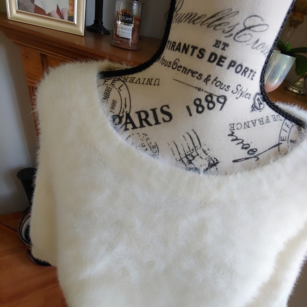 Takara Crisscross Back Fuzzy Cream Sweater Size M. - Picture 5 of 7